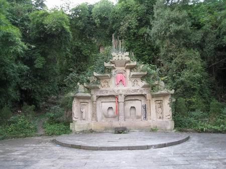 坟头上长树风水好坏，坟头上种植什么树好